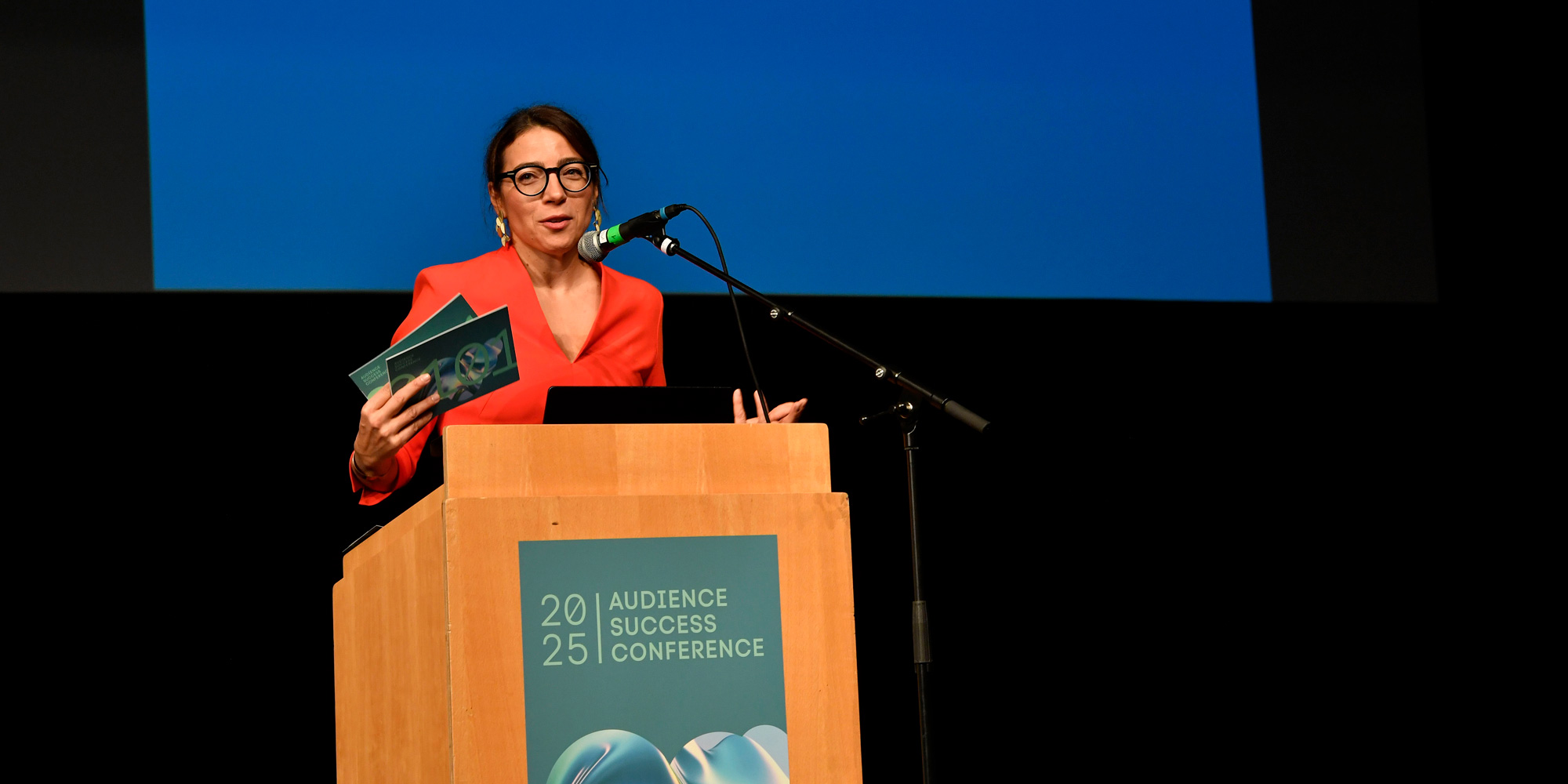 Begrüßungsworte der Organisatorin Anna Kleeblatt auf der ASC 2025 © ASC 2025 – Marcus Schlaf