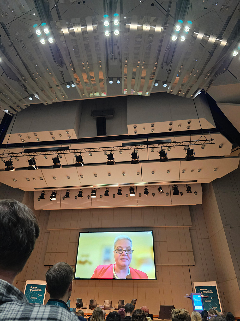 Katharina Zweigs Keynote „Wissenschaft im Geschwindigkeitsrausch“ am Forum Wissenschaftskommunikation 2025.