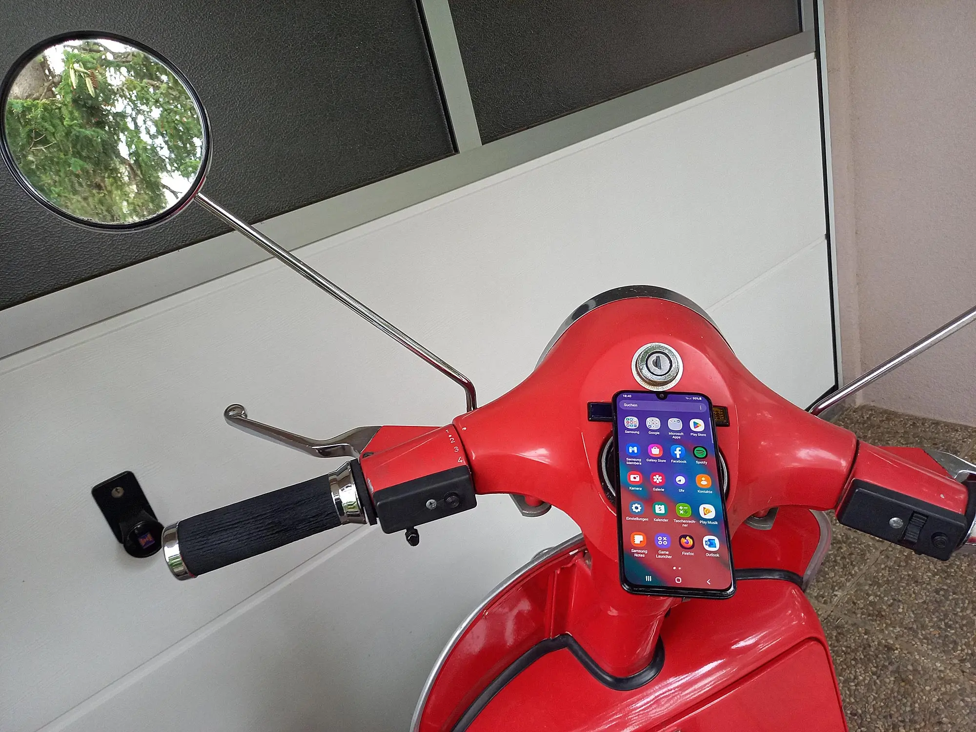 Rote-Roller-Routen_Smartphone-Apps_quer Roter Vespa-Oldtimer mit Smartphone am Tacho