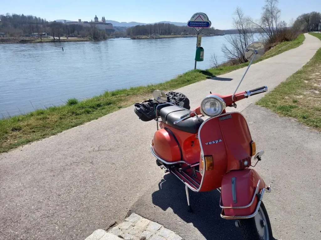 Rote Vespa an der Donau bei Stift Melk