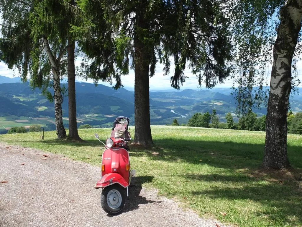 Rote Vespa über dem Drautal