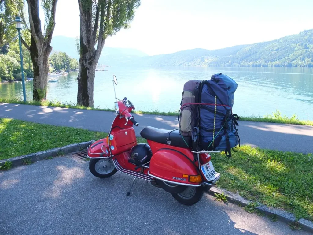 Rote Vespa am Millstättersee