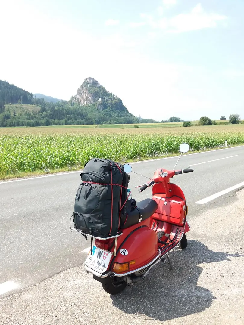 Rote-Vespa_Tour2018_Hochosterwitz Mit rote Vespa auf Rollertouren vor der Burg Hochosterwitz