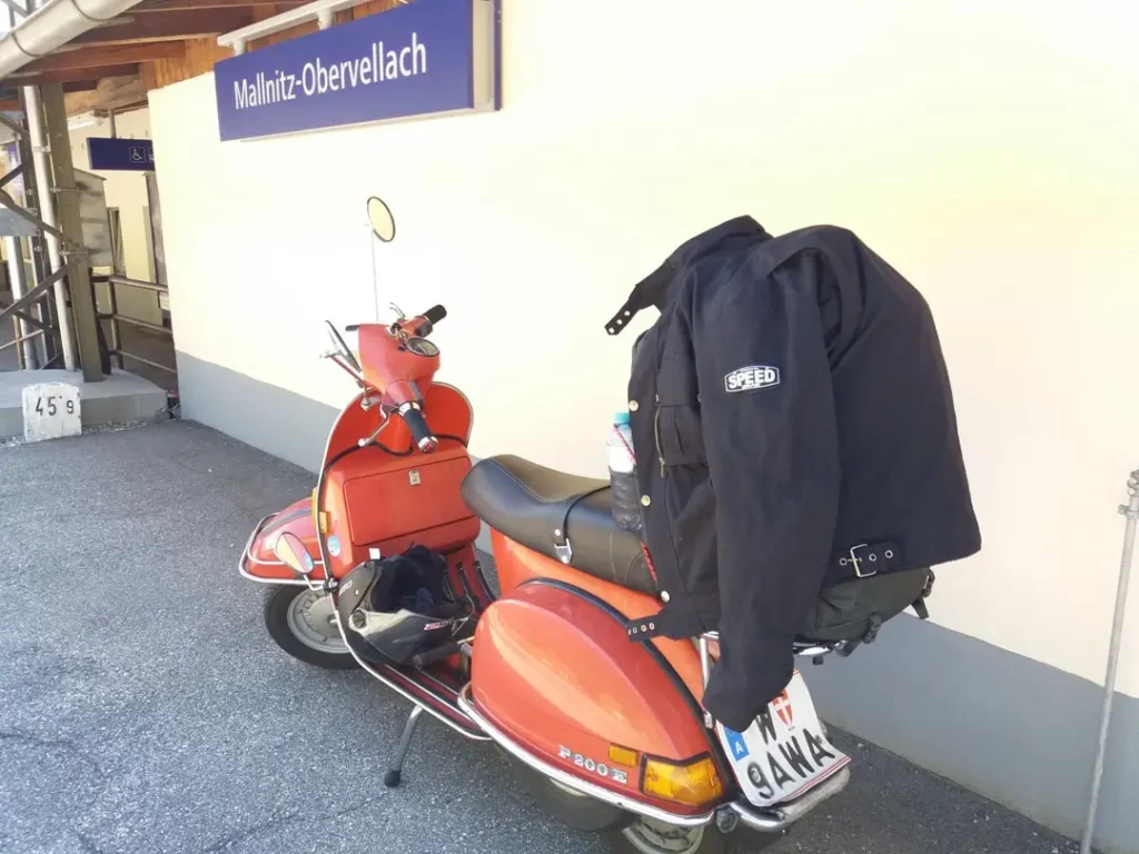 Rote Vespa am Bahnhof Mallnitz-Obervellach