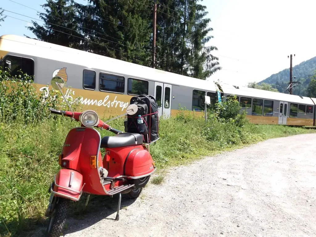 Rote Vespa mit Mariazellerbahn/Himmelstreppe