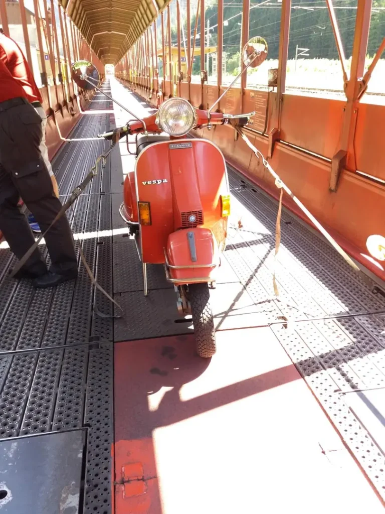 Rote-Vespa_Tour2018_Tauernschleuse Rote Vespa am Autozug / Tauernschleuse