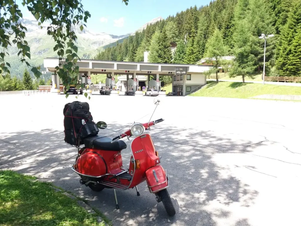 Rote Vespa an der Mautstation am Fernpass