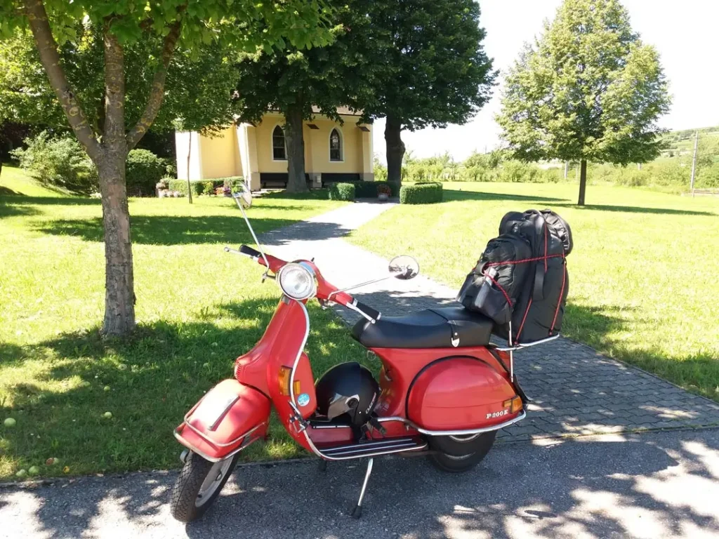 Rote-Vespa_Tour2020_Kapelle Rote Vespa vor Kapelle in Niederösterreich