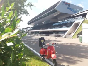 Rote Vespa beim Red Bull Ring