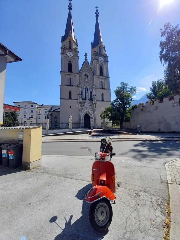 Rote Vespa vor Stift Admont