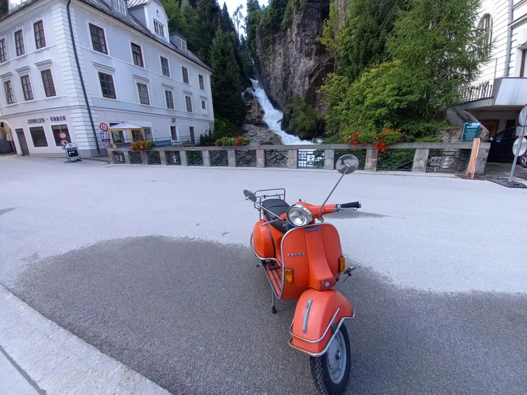 Rote-Vespa_Tour2021_Bad-Gastein Rote Vespa vor dem Wasserfall in Bad Gastein