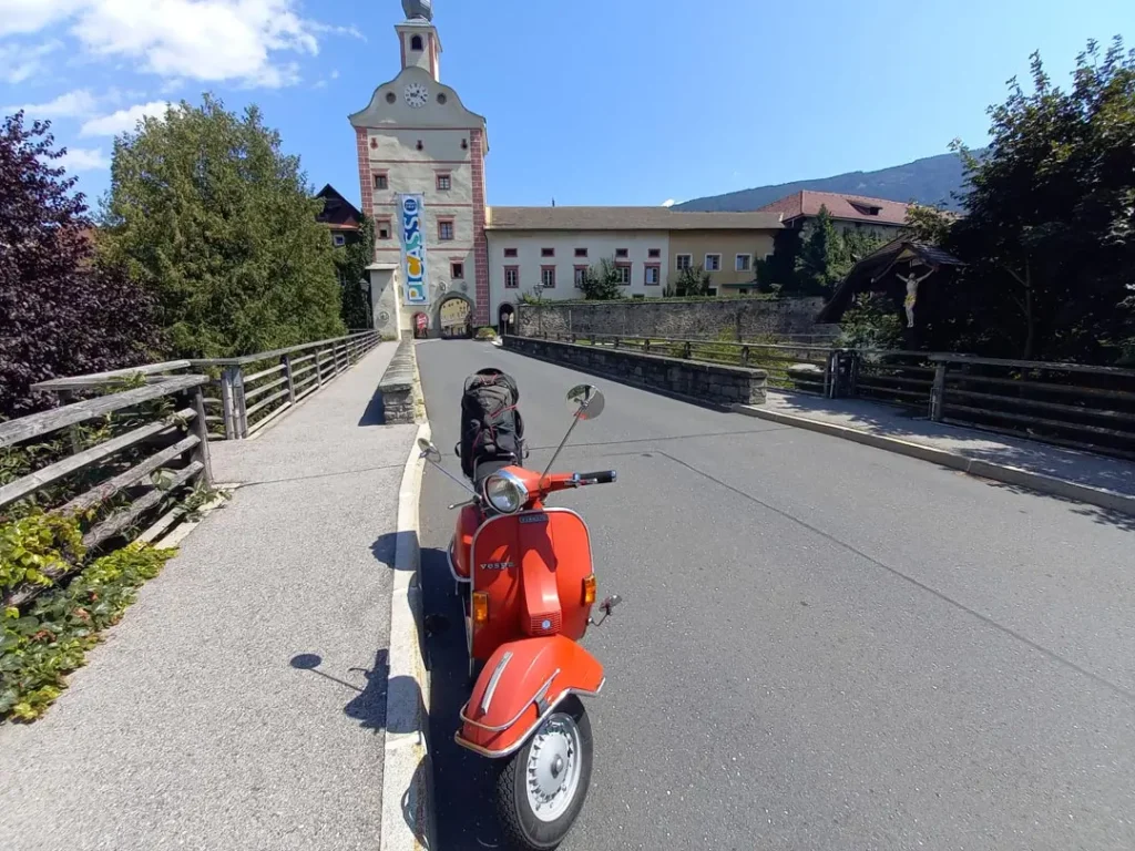Rote-Vespa_Tour2021_Gmuend Rote Vespa vor dem Kunstturm in Gmünd in Kärnten