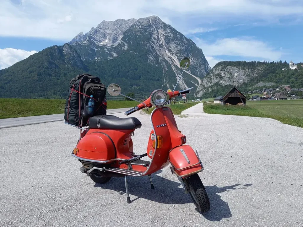 Rote Vespa vor dem Grimming