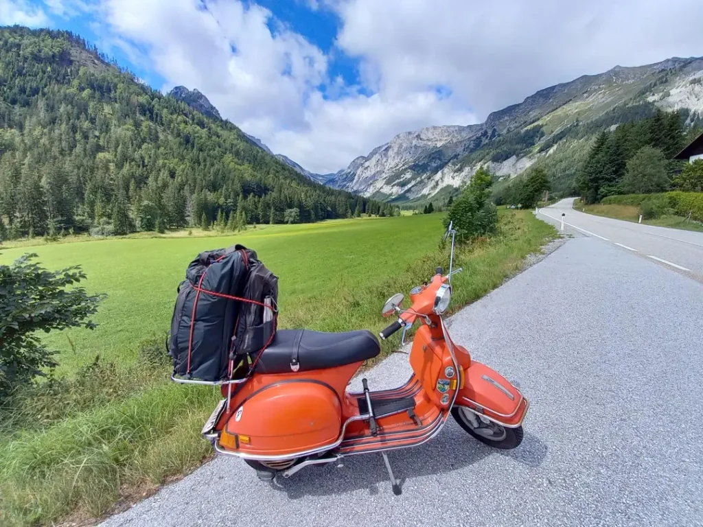 Rote Vespa vor dem Hochschwab