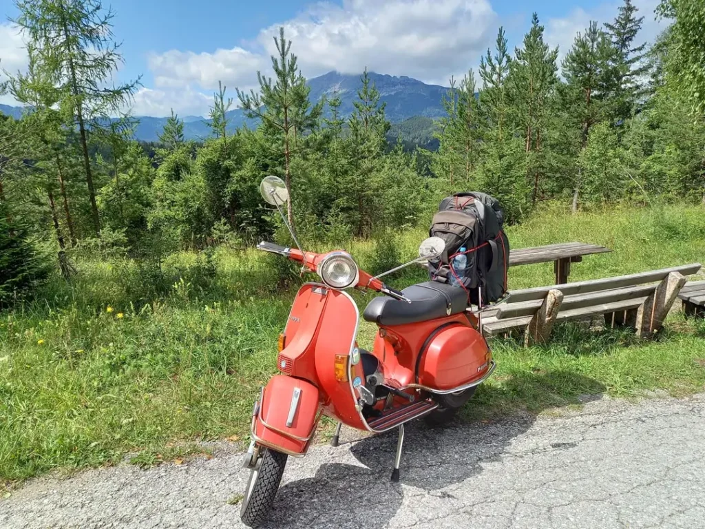 Rote Vespa vor dem Ötscher